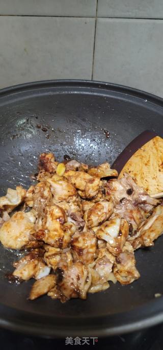 双菇焖鸡块的做法步骤：7