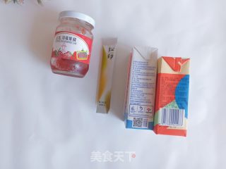 抹茶奶盖草莓牛乳的做法步骤：1