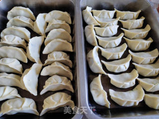 荠菜杏鲍菇肉馅煎饺的做法步骤：5