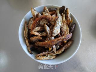 萝卜干烧溪鱼的做法步骤：2