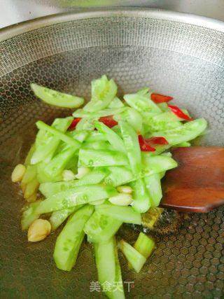 蟹味肠炒黄瓜的做法步骤：3