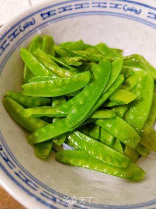 荷兰豆炒肉的做法步骤：1