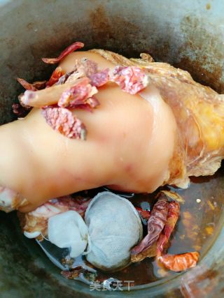 高压锅焖蹄膀的做法步骤：7