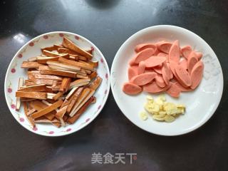 香干炒火腿肠的做法步骤：1