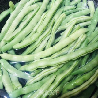 煸豆角的做法步骤：1