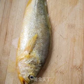 葱油黄花鱼的做法步骤：1