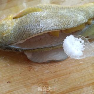 葱油黄花鱼的做法步骤：3
