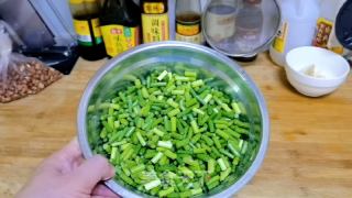 蒜苔小炒肉的做法步骤：2