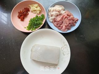 红薯片炒肉的做法步骤：1
