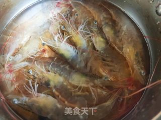 白灼虾的做法步骤：1