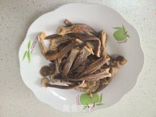 鹿茸菇排骨汤的做法步骤：3