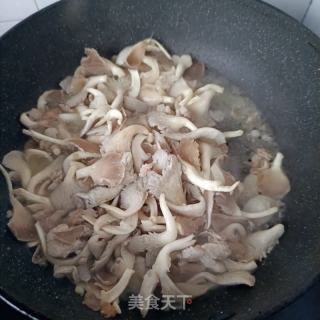 海米韭苔炒秀珍菇的做法步骤：9