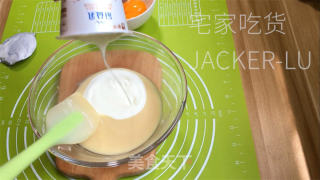 老奶油蛋糕，一口咬下去，满满小时候的味道，让人食指大动。的做法步骤：2