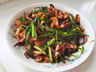 韭菜炒鱿鱼须的做法步骤：3