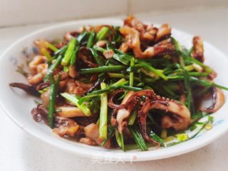 韭菜炒鱿鱼须的做法步骤：4