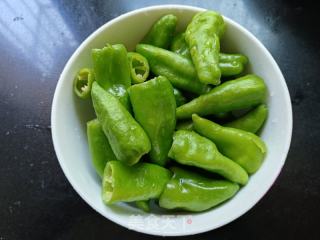脆皮酿辣椒的做法步骤：1