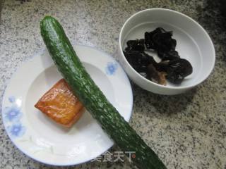 黑木耳香干炒青瓜的做法步骤：1