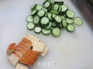 黑木耳香干炒青瓜的做法步骤：2