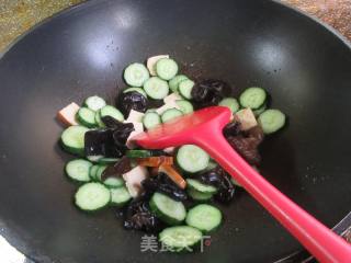 黑木耳香干炒青瓜的做法步骤：4