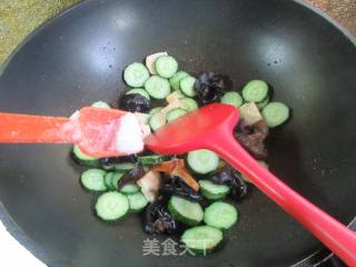 黑木耳香干炒青瓜的做法步骤：7