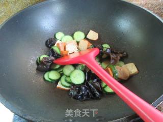 黑木耳香干炒青瓜的做法步骤：8