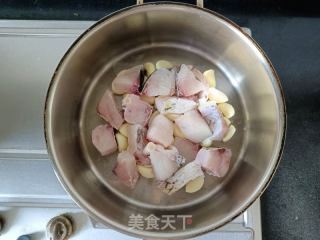 蒜头焖鱼块的做法步骤：3