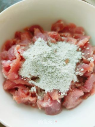 酸藕带炒牛肉的做法步骤：2