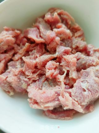酸藕带炒牛肉的做法步骤：3
