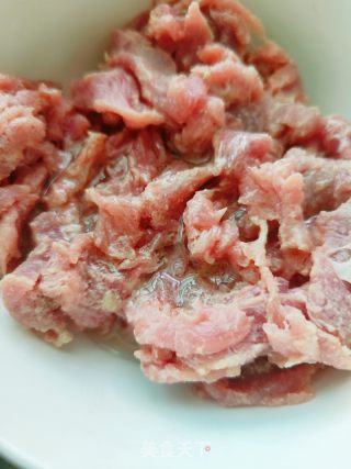 酸藕带炒牛肉的做法步骤：4