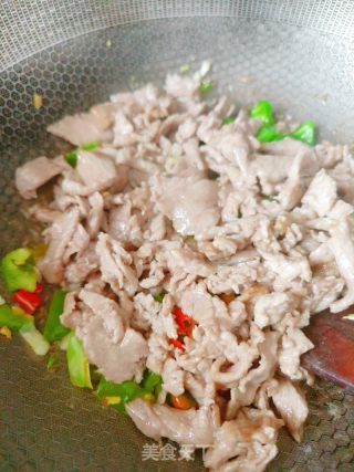 酸藕带炒牛肉的做法步骤：12
