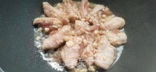蒜酥鸡翅的做法步骤：2