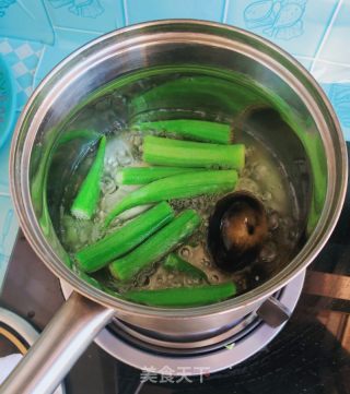 松花蛋拌秋葵的做法步骤：2