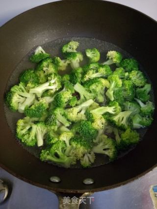 西兰花拌粉皮的做法步骤：2