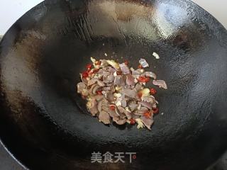 酸豆角炒鸭胗的做法步骤：4