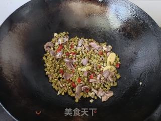酸豆角炒鸭胗的做法步骤：5