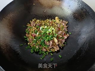 酸豆角炒鸭胗的做法步骤：8