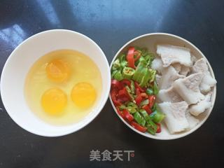 回锅肉炒荷包蛋的做法步骤：1