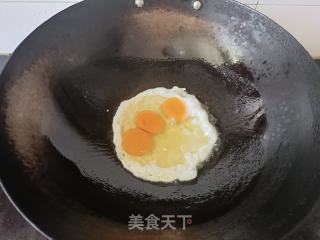 回锅肉炒荷包蛋的做法步骤：2
