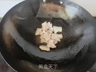 回锅肉炒荷包蛋的做法步骤：5
