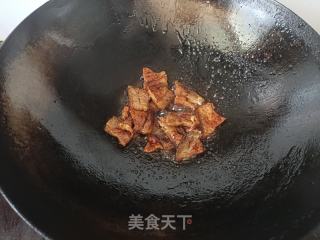 回锅肉炒荷包蛋的做法步骤：6