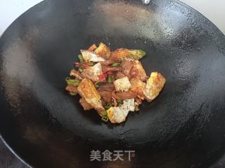 回锅肉炒荷包蛋的做法步骤：8