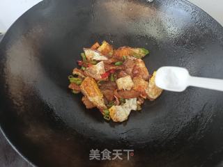 回锅肉炒荷包蛋的做法步骤：9