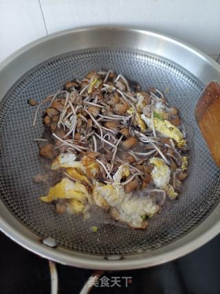 肉末鬼菌煎蛋汤的做法步骤：8