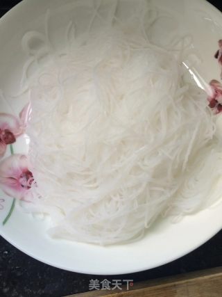 蒜蓉鲍鱼粉丝煲的做法步骤：2