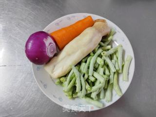 胡萝卜杏鲍菇炒豇豆的做法步骤：1