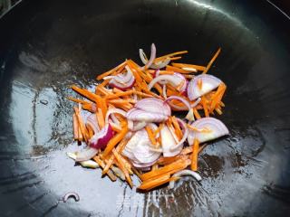 胡萝卜杏鲍菇炒豇豆的做法步骤：3