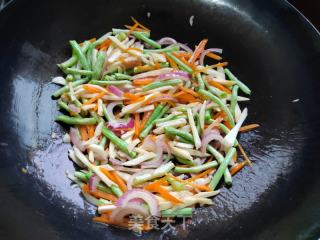 胡萝卜杏鲍菇炒豇豆的做法步骤：4
