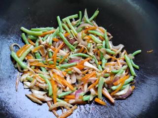 胡萝卜杏鲍菇炒豇豆的做法步骤：5