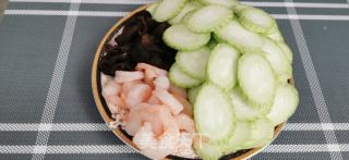 虾仁丝瓜的做法步骤：1