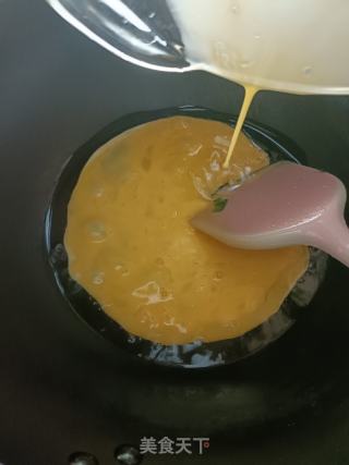 秋葵炒鸡蛋的做法步骤：2
